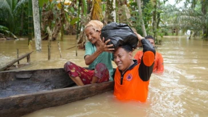 Bupati Suhardiman Amby Rela Terendam Demi Serahkan Bantuan Korban Banjir