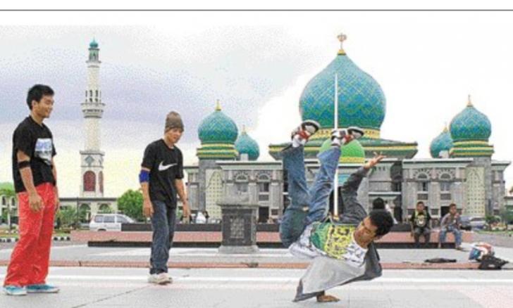 Setiap Sore Masjid Agung Pekanbaru Ramai Warga Asing, Merayu Cewek Seksi