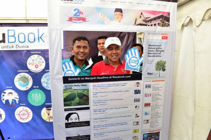 Gubernur Riau jadi 'Selebriti', Fotonya pun Menjadi Headline