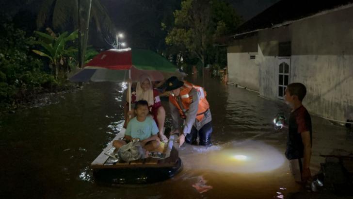 Polda Riau Kerahkan Semua Kekuatan Bantu Korban Banjir