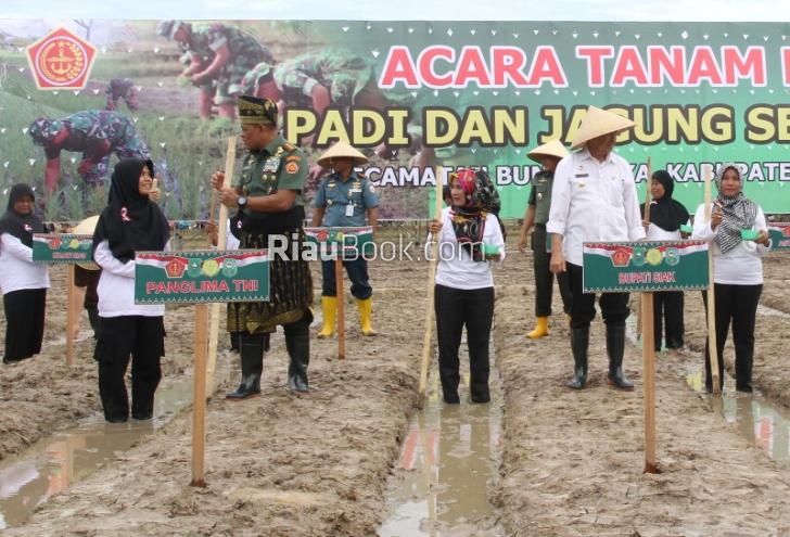 Mengenal Sosok Wanita, Pendamping Jenderal TNI Gatot saat Tanam Jagung di Bungaraya