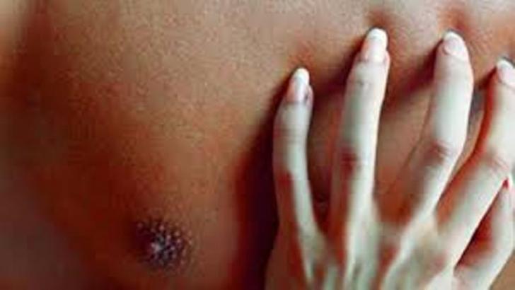 Tak Kuat Menahan Nafsu, Penderes Karet Perkosa Cewek Mandi