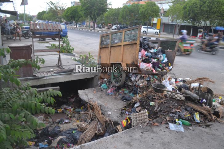 Sampah Sudah Penuhi Gorong-Gorong, Ketua DPRD Tanyakan Kinerja Instansi Terkait