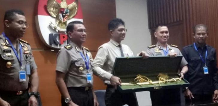 Pedang Emas Pemberian Raja Salman untuk Kapolri Diserahkan ke KPK