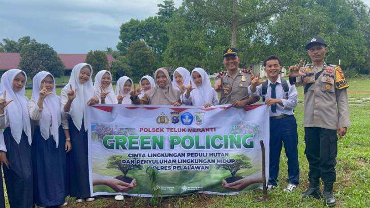 Polsek Teluk Meranti Tanam Pohon Penguatan Program Penghijauan Green Policing di SMPN 1 Teluk Meranti