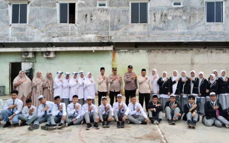 Polisi Berikan Bimbingan dan Penyuluhan Kamtibmas kepada Siswa-siswi SMA