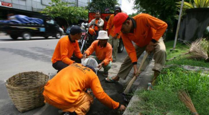 Pemko Pekanbaru Turunkan 400 Tenaga Operasional Bersihkan Saluran Air