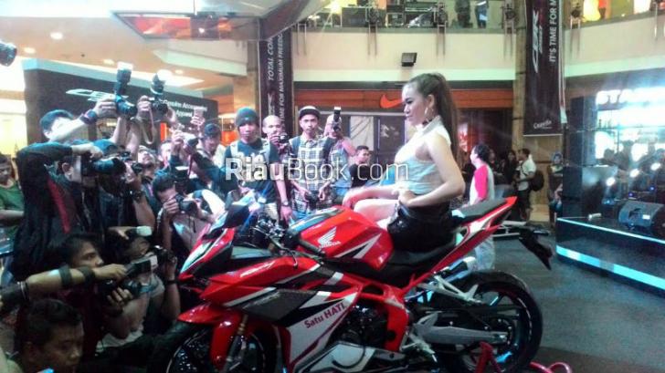 Fotografer dan Model Cantik Ramaikan Launching Honda CBR 250 RR