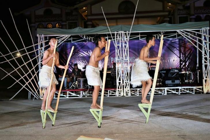 Pertunjukan Permainan Tradisional Riau, Pukau Ratusan Penonton di Bandar Serai