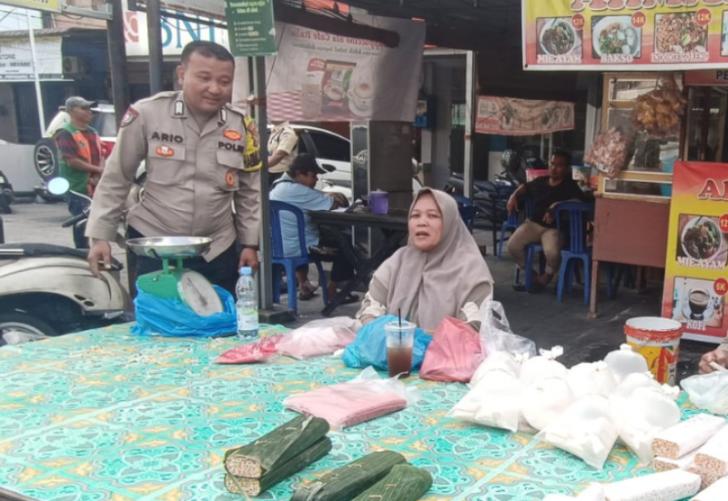 Bhabinkamtibmas Kota Baru Kunjungi Pedagang Tahu Tempe Dalam Agenda Penguatan Ketahanan Pangan, Kamtibmas dan UMKM
