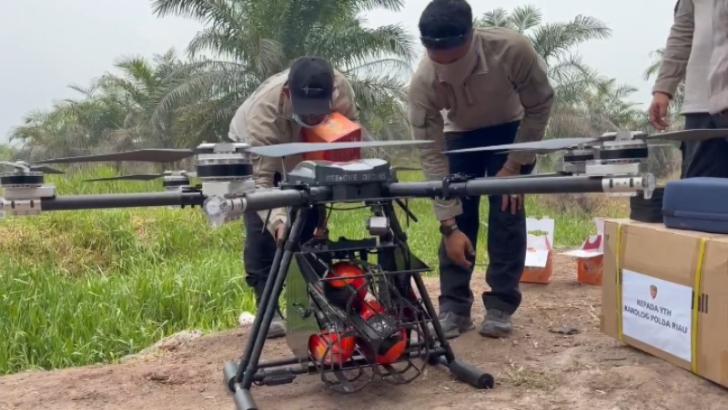 Polda Riau Terbangkan Drone Pemadam Api di Lokasi Karhutla