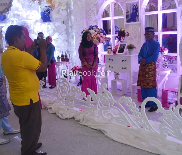 Tamu Undangan Berfoto di Ornamen Dekorasi Pesta Anak Walikota Dumai