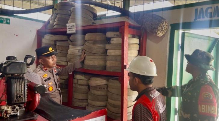 Antisipasi Karhutla, Kapolsek Teluk Meranti Bersama Forkopimcam Tinjau Kesiapan Peralatan Damkar Perusahaan