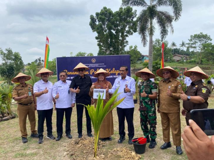 Imigrasi Pekanbaru Tanam Kelapa, Dukung Kemandirian Pangan