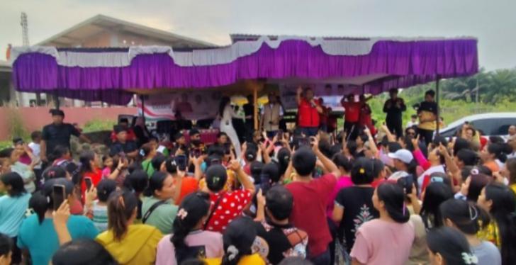 Masyarakat Tumpah Ruah Menghadiri Kampanye Dialogis Irving Kahar Arifin-Sugianto