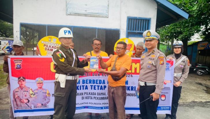 Satlantas Pekanbaru Sosialisasi Pilkada Damai, Bentangkan Spanduk dan Bagi-bagi Brosur