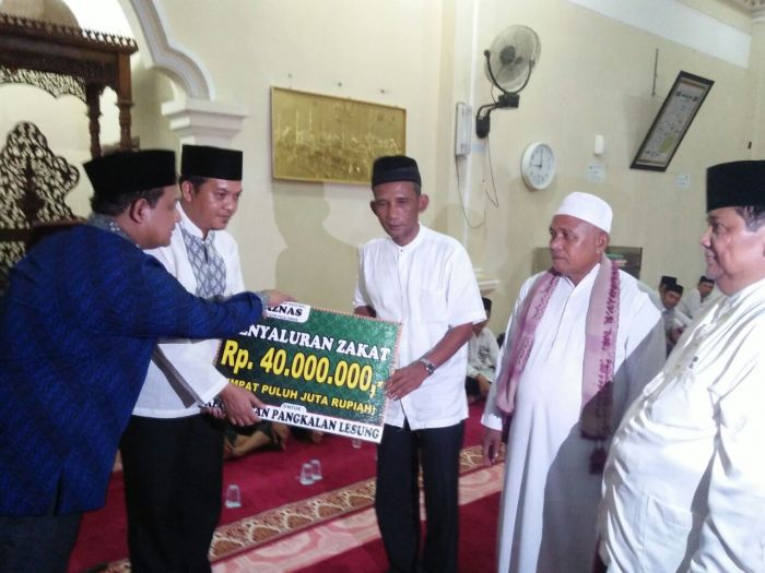 100 Fakir Miskin di Pelalawan Terima Zakat