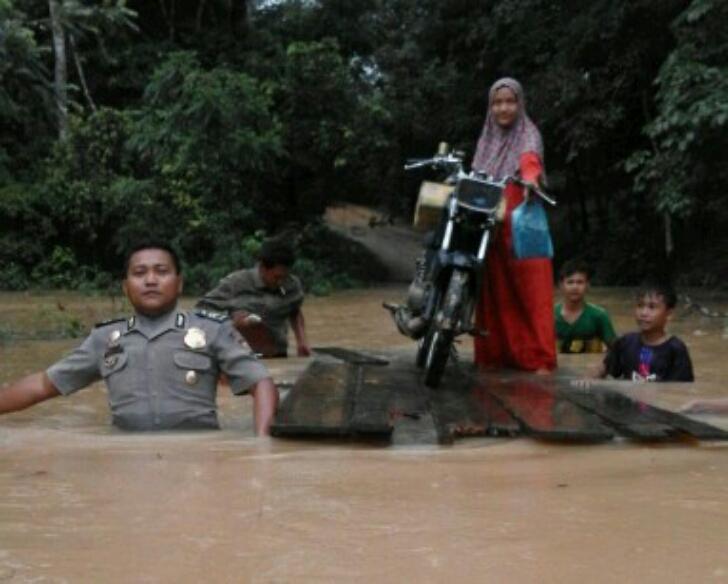 Ribuan Warga di Kuansing Masih Terendam Banjir, Evakuasi Dilakukan