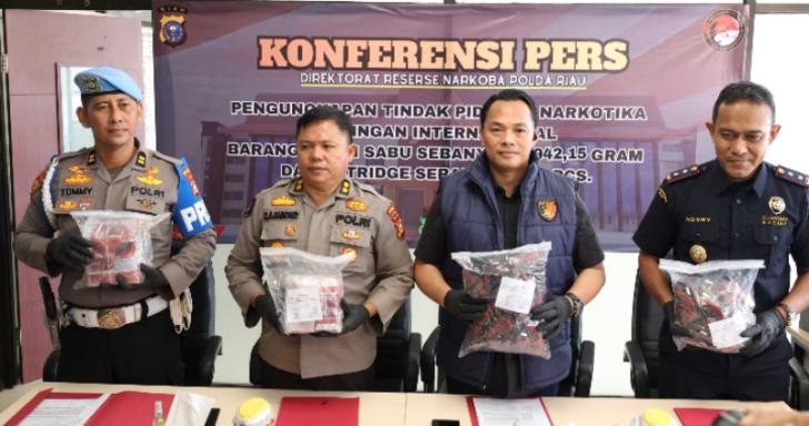 Polda Riau Gagalkan Peredaran 6,94 Kg Sabu dan 969 Cartridge Etomidate Senilai Rp9,8 Miliar