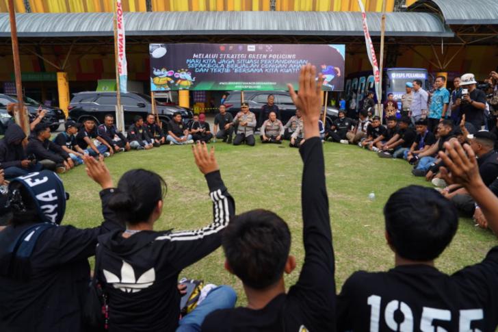 Kapolda Riau Ajak Doa dan Makan Bersama Suporter PSPS Pekanbaru di Stadion Kaharuddin Nasution