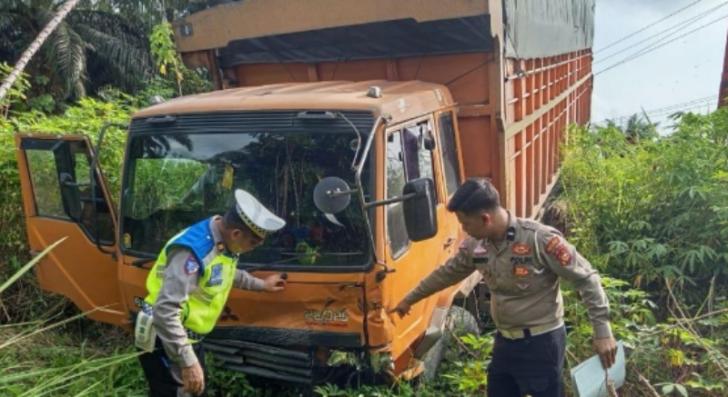 Kecelakaan di Jalur Lintas Timur, Truk Fuso Seruduk Innova