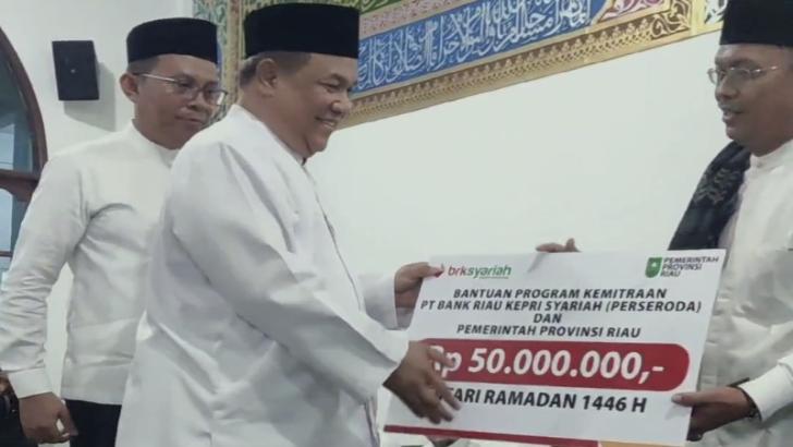 Wagub Hariyanto Safari Ramadan di Masjid Nurul Hikmah Salurkan Bantuan Anak Yatim