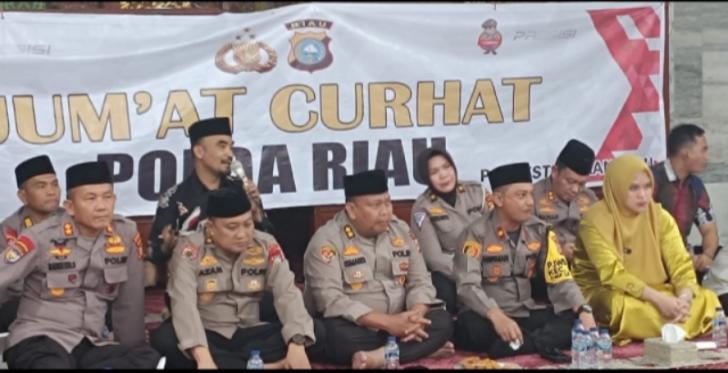 Puluhan Masyarakat Hadiri Jumat Curhat Polda Riau di Masjid Muslimin, Dialog Kamtibmas dan Bagikan Sembako