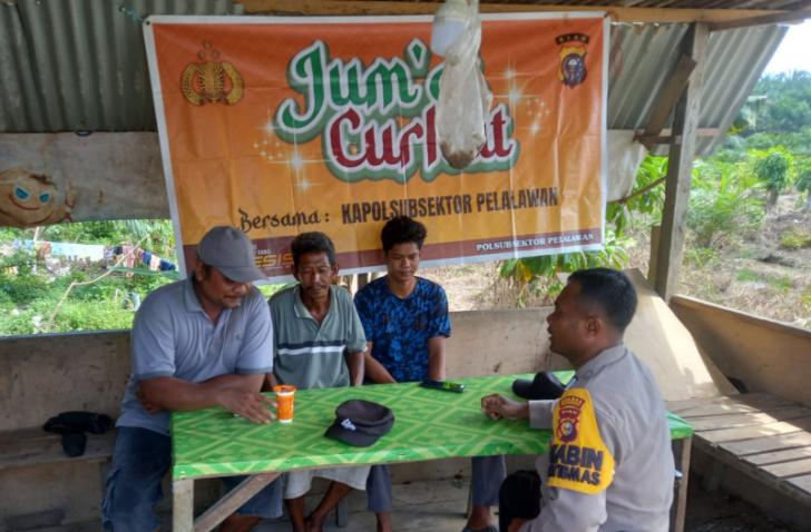 Jumat Curhat, Personel Bhabinkamtibmas Polsubsektor Pelalawan Dialog Kamtibmas dengan Masyarakat