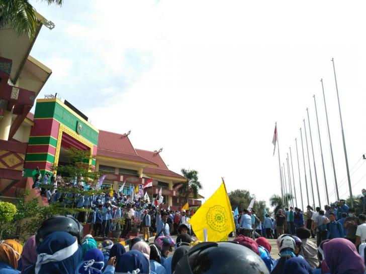 Terus Bela Rakyat, Mahasiswa Riau Keluarkan 3 Tuntutan untuk Jokowi