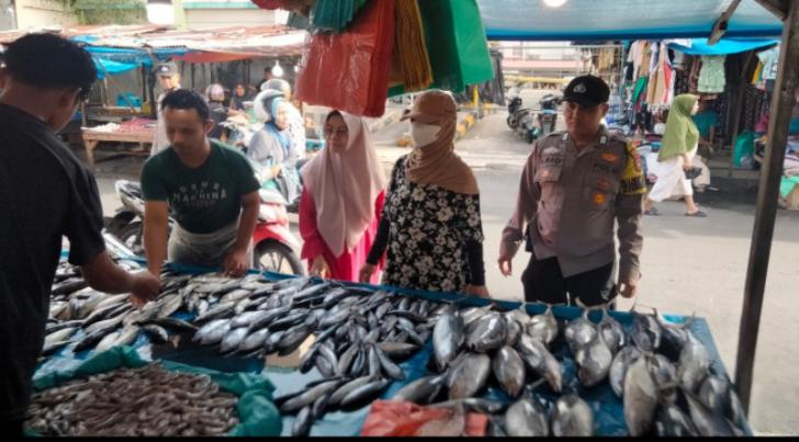 Bhabinkamtibmas Kota Baru Pantau Ketersediaan Ikan di Pasar H. Agus Salim