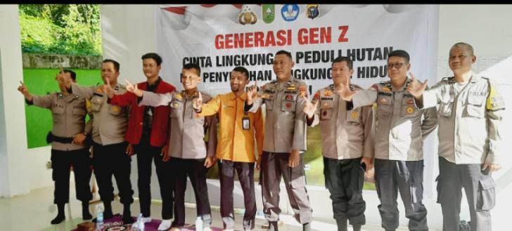 Cipayung Plus, Polda Riau Berkolaborasi Hijaukan Bumi Dalam Penanaman Pohon di SMK IT Al Izhar