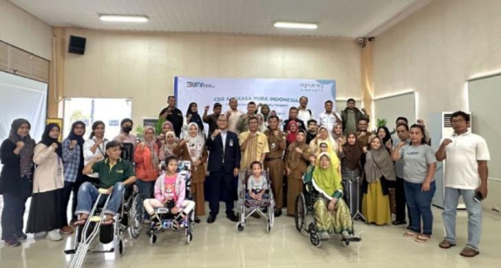 Angkasa Pura Salurkan Bantuan Kursi Roda kepada Masyarakat