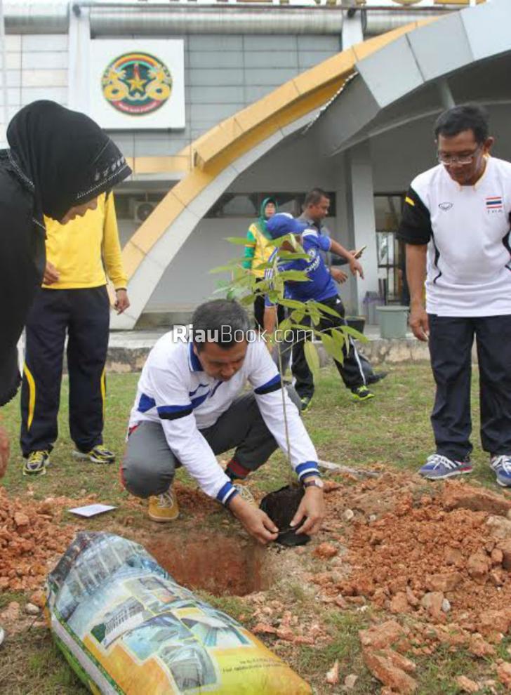 Syamsuar: Manfaatkan Lahan Kosong dengan Tanaman Buah
