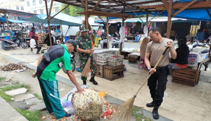 Bhabinkamtibmas Gotongroyong Bersama Masyarakat Sukaramai Dalam Rangka Hari Peduli Sampah