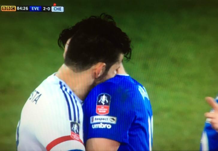 Jadi Suarez Kedua, Diego Costa Tertangkap Kamera Gigit Leher Gareth Barry