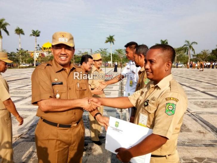 Serahkan SK PNS, Wakil Bupati Siak Ingatkan untuk Tingkatkan Prestasi Kerja