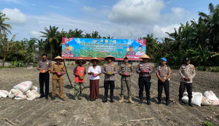 Polsek Lubuk Batu Jaya Dukung Ketahanan Pangan Melalui Penanaman Jagung Pipil di Ponpes Nurul Huda