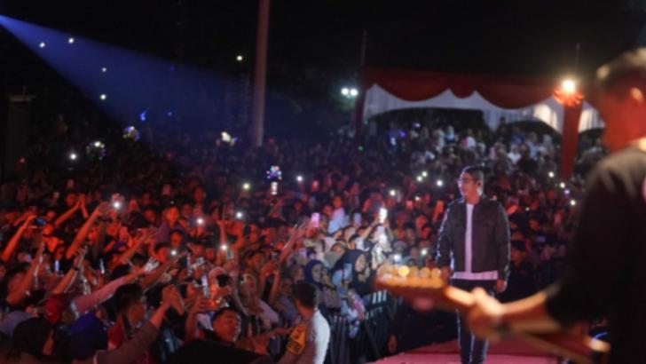 Pasha Ungu Tampil Memukau di Pelalawan, Ribuan Masyarakat Padati Perkantoran Bupati