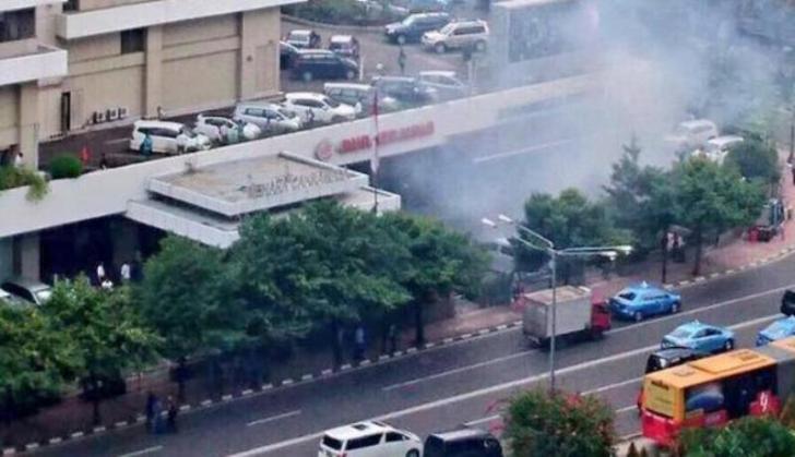 Polisi Mengevakuasi Warga Dari Dalam Gedung Jakarta Theater