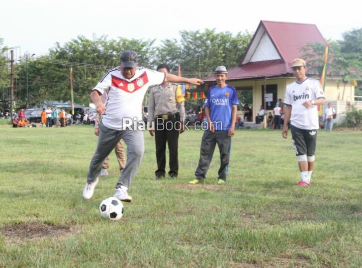 Alfedri Buka Turnamen Sepak Bola U-37