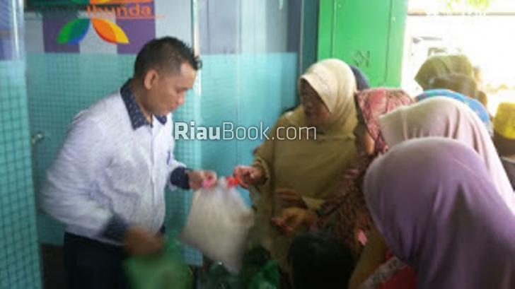 Klinik Ibunda Bagansinembah Bagikan Sembako Gratis untuk Warga Tak Mampu