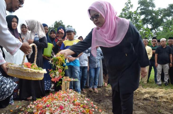 Almarhum Rospian Dimakamkan di TPU Roesmin Nurjadin, Septina: Semoga Pengabdian Almarhum Diterima Allah
