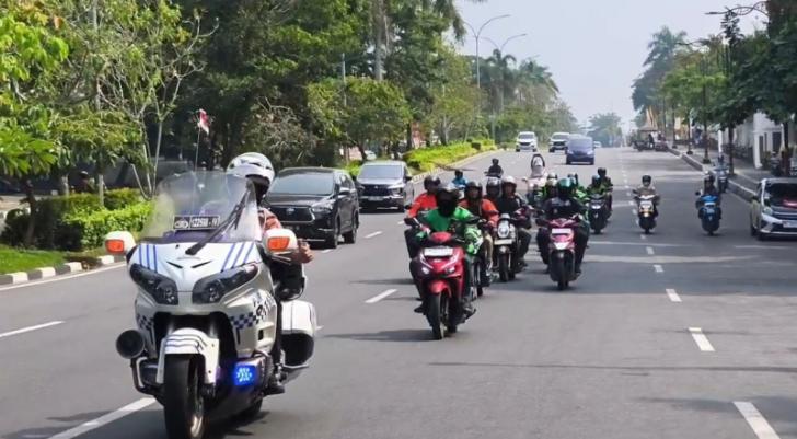 HUT RI, Ditlantas Polda Riau Bagikan Sembako, Helm SNI dan Konvoi Bersama OJOL