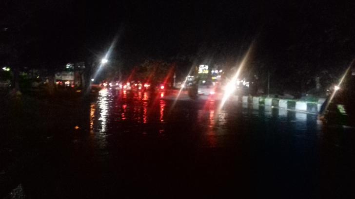 Hujan Ringan, Jalan Arifin Achmad Tergenang Air Hingga 10 Cm