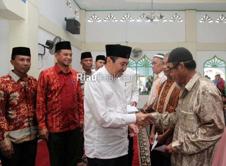 Bupati Siak Serahkan Zakat Pola Produktif dan Konsumtif Tahap III