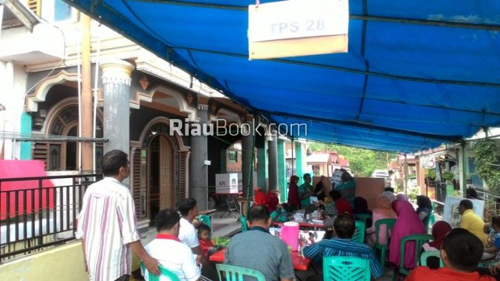 Warga Turut Hadir Dalam Penghitungan Suara Pilwako Pekanbaru