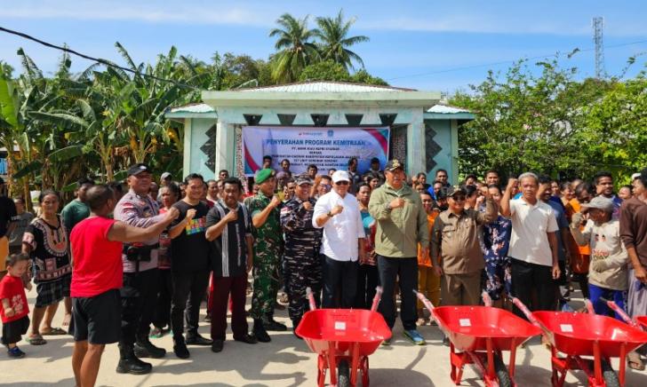 Gerobak Sorong untuk Warga Desa Mengkait Anambas dari CSR BRK Syariah