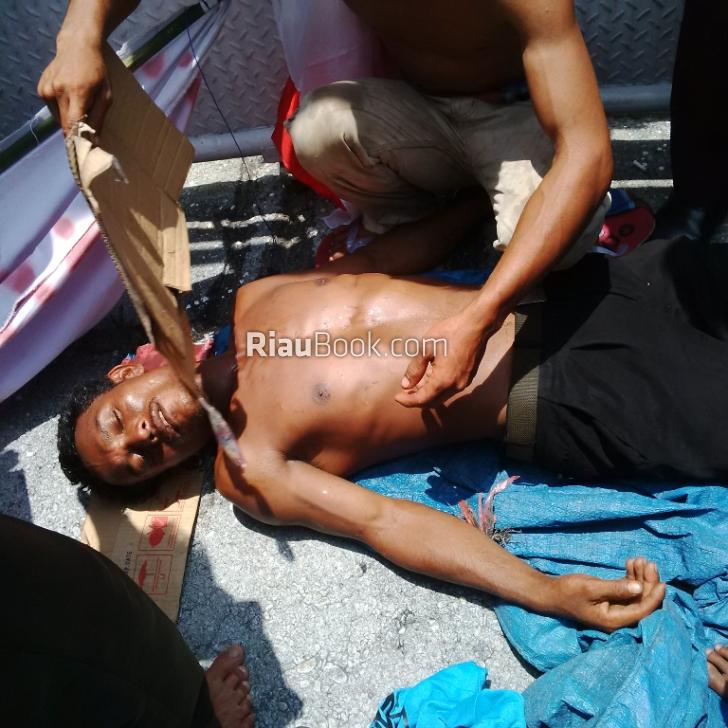 Diduga Kelelahan, Seorang Pengunjuk Rasa Jatuh Pingsan