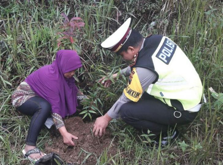 Lupa Bawa SIM, Ngatini dapat Sanksi Tanam Pohon