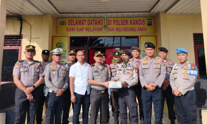 Kado Ulang Tahun Bernilai Kehidupan, Kapolsek Kandis Hadiahkan Bibit Matoa untuk Personel